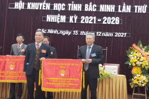 Dòng họ Nguyễn - Vũ vinh dự đón nhận Cờ thi đua của Trung ương Hội Khuyến học Việt Nam.
