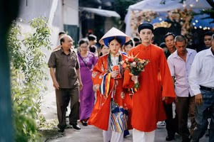 Đôi bạn trẻ diện cổ phục Việt trong đám cưới tại Hà Nam.
