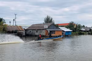 Những tiệm vàng ven sông là mục tiêu tấn công của băng “siêu trộm”.