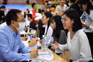 Sinh viên tham gia ngày hội việc làm tại một trường đại học Trung Quốc năm 2021.