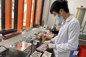 Sinh viên Mai Văn Phong nghiên cứu sản phẩm trong phòng thí nghiệm.