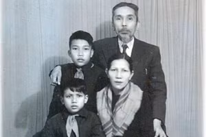Học giả Phan Khôi cùng gia đình. Ảnh tư liệu gia đình.