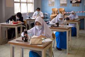 Học sinh Malaysia tham gia kỳ thi tốt nghiệp THCS năm 2021.