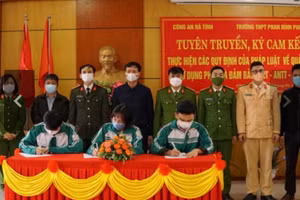 Lực lượng công an tuyên truyền và ký cam kết thực hiện các quy định về sử dụng pháo và đảm bảo trật tự ATGT tại các trường học.