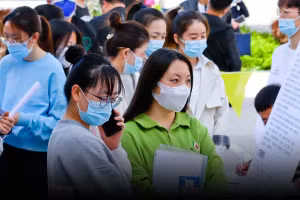 Sinh viên Trung Quốc tham gia hội chợ việc làm trực tiếp khi chưa có dịch.