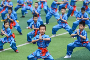 Học sinh Trung Quốc rèn luyện võ thuật.