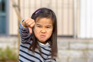 Dù cố ý hay vô tình, người lớn cũng mắc phải một số sai lầm dẫn đến phát triển những đặc điểm tiêu cực ở trẻ. (Ảnh: ITN).