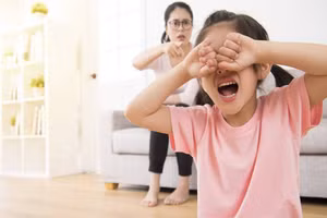Đừng la hét, đổ lỗi hoặc gắt gỏng để khiến con hiểu rằng bạn không hài lòng với hành vi của chúng. (Ảnh: ITN).