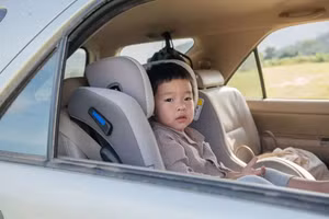Khi bạn ở nhà vào một ngày nắng nóng, hãy khóa cửa ô tô để ngăn trẻ chơi trong ô tô. (Ảnh: ITN)
