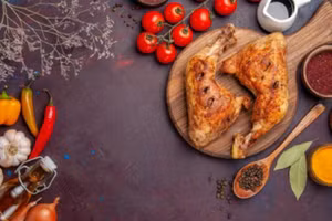 Nấu chín toàn bộ thịt gà và các sản phẩm từ nó (bao gồm cả trứng) trước khi ăn. (Ảnh: ITN)
