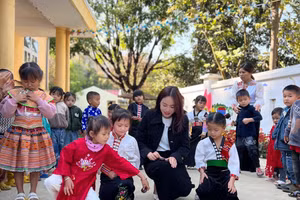 Cô trò Trường Mầm non Mường Kim (Than Uyên) chơi trò 'tó má lẹ'.