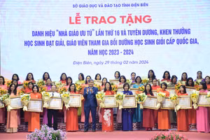 Tỉnh Điện Biên có 43 thầy cô vừa được phong tặng danh hiệu Nhà giáo ưu tú.