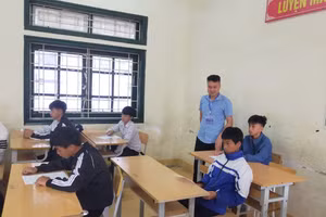 Các thí sinh tại Điểm thi trường THPT Dào San, huyện Phong Thổ.