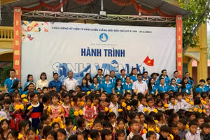 Hành trình “Sinh viên với khát vọng non sông” của Trung ương Hội Sinh viên Việt Nam trao quà tại huyện Mường Nhé.