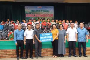 Trao 100 chiếc xe đạp cho học sinh tiểu học, THCS của xã Mường Mươn.