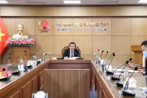 Thứ trưởng Bộ GD&ĐT Nguyễn Văn Phúc phát biểu tham luận tại diễn đàn. Ảnh: Khôi Nguyên.