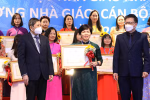 Cô Phương Dung trong buổi lễ đón nhận Bằng khen của Bộ trưởng Bộ Giáo dục & Đào tạo tháng 11/2021 tại Hà Nội. Ảnh: Khôi Nguyên. 