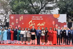 Sinh viên, giảng viên trong và ngoài nước cùng vui Tết sum vầy.