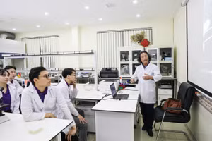 Truyền lửa nghiên cứu khoa học ở các thế hệ giảng viên, sinh viên ĐHQGHN.