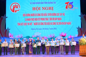 Ông Hoàng Nam - Phó Chủ tịch UBND tỉnh Quảng Trị biểu dương người có công tiêu biểu.