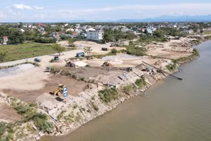 Bãi tập kết cát hoạt động đêm ngày bên bờ sông Thạch Hãn.