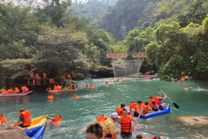 Lượng khách du lịch đến với Quảng Bình tăng cao.