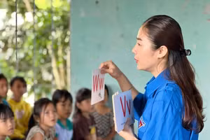 Học sinh miền núi tham gia các lớp dạy kỹ năng miễn phí.