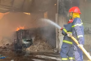 Lực lượng chức năng phải huy động 5 xe chữa cháy, cùng nhiều cán bộ, chiến sĩ để dập lửa