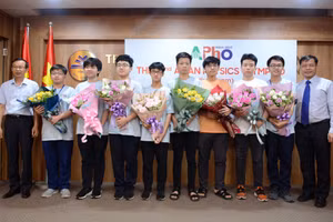Ông Lê Mỹ Phong, Phó Cục trưởng phụ trách Cục Quản lý chất lượng (Bộ Giáo dục và Đào tạo) và ông Nguyễn Văn Minh, Hiệu trưởng Trường Đại học Sư phạm Hà Nội chúc mừng các học sinh đoạt giải.