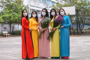 Cô giáo trường THCS Giảng Võ duyên dáng, thanh lịch trong tà áo dài (Ảnh TL.)
