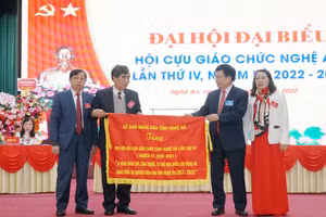 Trao cờ thi đua của Trung ương Hội cựu giáo chức cho Hội cựu giáo chức tỉnh Nghệ An vì có thành tích xuất sắc trong nhiệm kỳ 2018-2022.