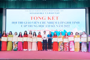 Khen thưởng cho cá nhân có thành tích xuất sắc tại hội thi giáo viên chủ nhiệm giỏi tỉnh Nghệ An cấp THCS năm 2022.