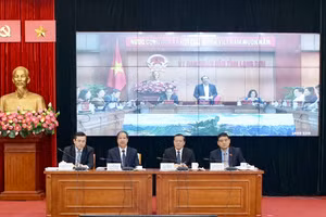 Bộ trưởng Bộ GD&ĐT Nguyễn Kim Sơn, ông Lại Xuân Môn - Phó trưởng Ban thường trực Ban Tuyên giáo Trung ương; ông Nguyễn Đắc Vinh - Chủ nhiệm Ủy ban Văn hóa Giáo dục của Quốc hội và Thứ trưởng Bộ GD&ĐT Nguyễn Văn Phúc điều hành Hội nghị.
