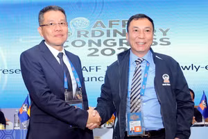 Ông Trần Quốc Tuấn (bên phải) tham gia Ban chấp hành AFC nhiệm kỳ 2023 – 2027.