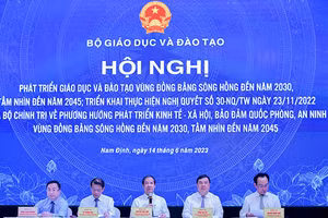 Chủ trì phần tham luận, thảo luận tại Hội nghị (từ trái qua phải ảnh): Phó Chủ nhiệm Ủy ban Văn hóa, Giáo dục của Quốc hội Đặng Xuân Phương; Phó Trưởng Ban Tuyên Giáo Trung ương Vũ Thanh Mai; Bộ trưởng Nguyễn Kim Sơn; Bí thư Tỉnh uỷ Nam Định Phạm Gia Túc; Thứ trưởng Bộ GD&ĐT Hoàng Minh Sơn. 