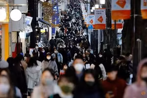 Người dân Tokyo đeo khẩu trang xuống đường ngày 17/12.