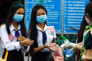 HS Campuchia trở lại trường học.