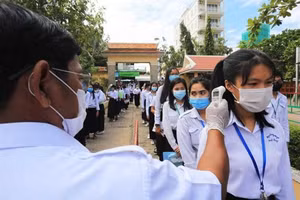 HS Campuchia được kiểm tra nhiệt độ.
