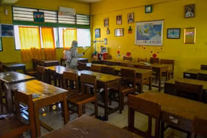 Khử trùng lớp học ở Indonesia