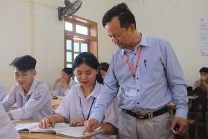 Thầy Hoàng Văn Tùng, Hiệu trưởng trường THPT Sông Mã động viên học sinh ôn thi.
