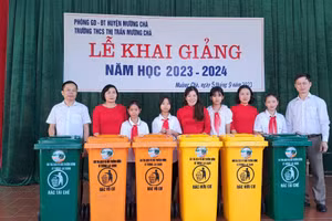 Ông Trần Xuân Tâm (ngoài cùng bên trái) trao tặng sản phẩm truyền thông cho thầy trò trường THCS thị trấn Mường Chà.