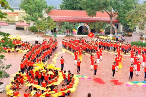 Hoạt động tập thể của cô trò nhà trường.