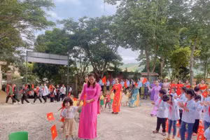 Đón học sinh đầu cấp.