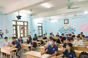 Học sinh trường THPT thành phố Điện Biên Phủ trong tiết ôn thi tốt nghiệp.
