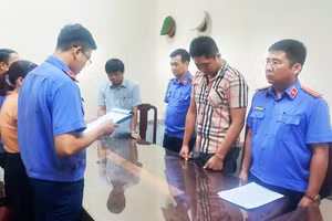 Cơ quan điều tra VKSND tối cao tống đạt các quyết định khởi tố bị can đối với Nguyễn Bá Nhật và Hà Trần Vũ. Ảnh: CQĐT.