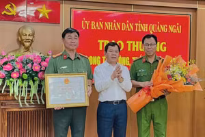 Chủ tịch UBND tỉnh Quảng Ngãi trao bằng khen cho Công an tỉnh.
