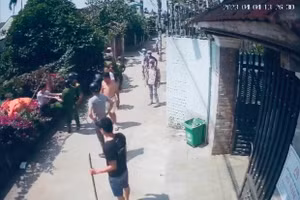 Lực lượng chức năng bắt giữ nghi phạm khi đang lẩn trốn. Ảnh cắt từ camera an ninh.