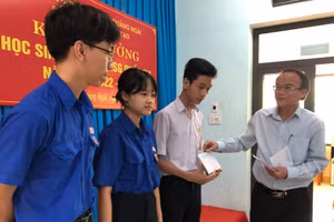 Ông Nguyễn Ngọc Thái - Giám đốc Sở GD&ĐT Quảng Ngãi trao thưởng cho học sinh đạt giải.