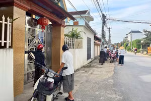 Những ngày qua, người dân vẫn tập trung trước cổng nhà bà L. để đòi tiền, tuy nhiên cánh cổng sắt vẫn đóng im lìm.