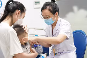 Khi trẻ sơ sinh có những dấu hiệu mắc thủy đậu, cha mẹ không nên tự điều trị tại nhà cho con. Ảnh: BVCC.